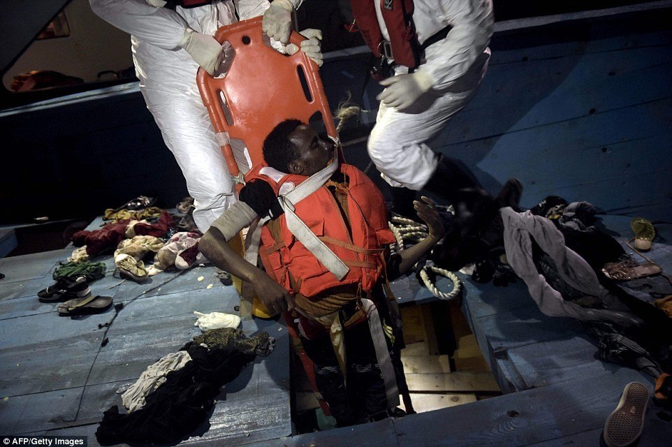 ΣΚΛΗΡΕΣ ΕΙΚΟΝΕΣ: Δείτε τους νεκρούς πρόσφυγες μέσα σε σκάφος με προορισμό την Ιταλία (photo & video)