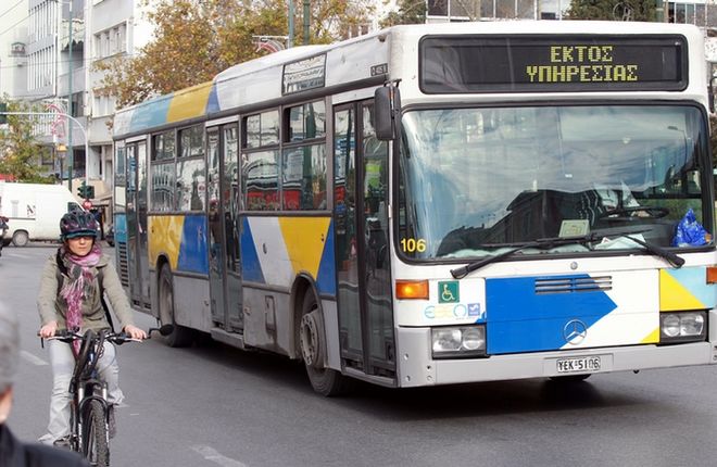 Λεωφορείο του ΟΑΣΘ προσέκρουσε σε σταθμευμένα οχήματα