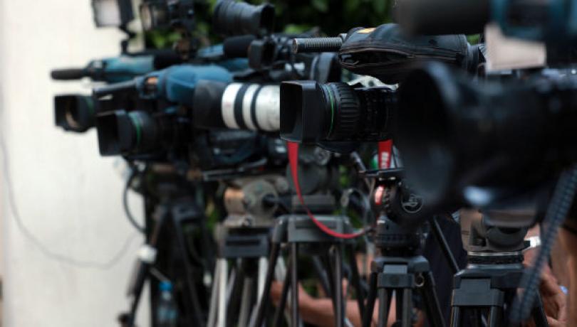 Πωλήσεις τηλεοπτικών σταθμών και κατασκευαστικών και μετεγγραφές δημοσιογράφων
