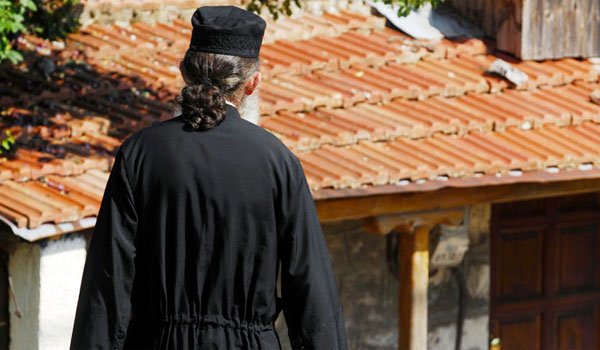 Φρίκη: Ιερέας βίασε την ανιψιά του! Τον "πρόδωσε" το σπέρμα στα σεντόνια