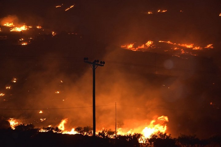 Σε εξέλιξη μεγάλη πυρκαγιά στη Σύρο – Πληροφορίες για σπίτια που έχουν παραδοθεί στις φλόγες (βίντεο)