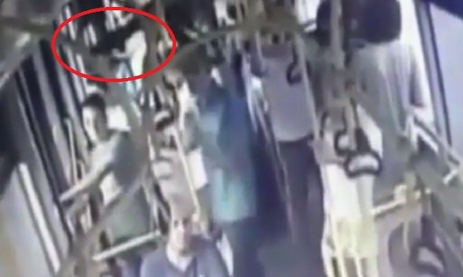 Τουρκία: Προσωρινά ελεύθερος ο άντρας που κλώτσησε 23χρονη επειδή φορούσε σορτς σε λεωφορείο (βίντεο)