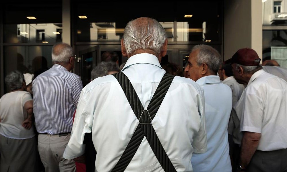 Ψυχρολουσία για 260.000 συνταξιούχους - Νέο "ψαλίδι" στις επικουρικές