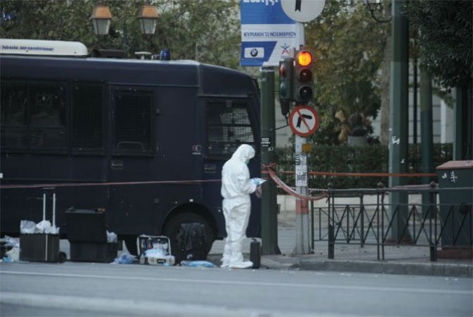 Τι εξετάζουν οι Αρχές μετά το «χτύπημα» στην γαλλική Πρεσβεία
