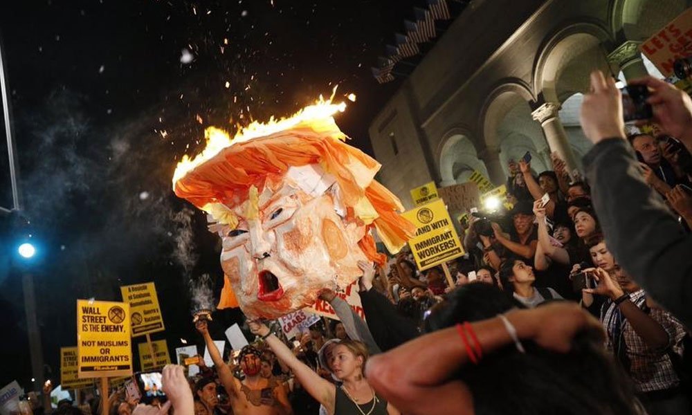 Διαδηλωτές στο Λος Άντζελες έκαψαν ομοίωμα του Τραμπ (εικόνες&video)