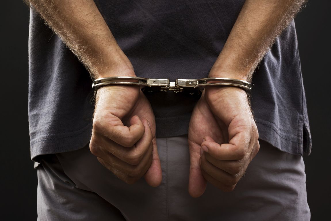 Δύο συλλήψεις στη Γλυφάδα για εισαγωγή μεγάλης ποσότητας ναρκωτικών από την Ολλανδία