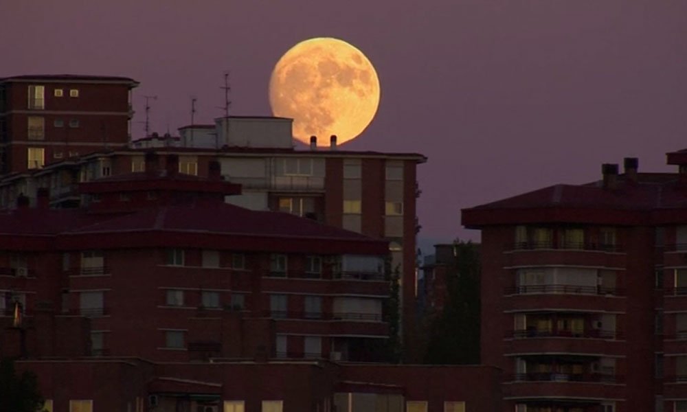 VIDEO: Η «σούπερ σελήνη» μάγεψε χιλιάδες πολίτες που απόλαυσαν αυτό το μοναδικό φαινόμενο