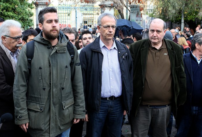 Ο Γραμματέας της Κεντρικής Επιτροπής του ΣΥΡΙΖΑ Παναγιώτης Ρήγας (Κ) , ο γραμματέας της Νεολαίας του ΣΥΡΙΖΑ Ιάσονας Σχινάς - Παπαδόπουλος (Α) και ο Νίκος Φίλης (Δ) στο Μνημείο του Πολυτεχνείου , Τετάρτη 16 Νοεμβρίου 2016. Συνεχίζονται για δεύτερη ημέρα οι εκδηλώσεις τον εορτασμό των 43 χρόνων από την εξέγερση του Πολυτεχνείου. ΑΠΕ-ΜΠΕ/ΑΠΕ-ΜΠΕ/Παντελής Σαίτας