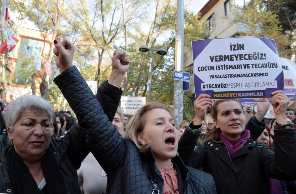 Σάλος: Νόμος στην Τουρκία αθωώνει βιαστές ανηλίκων αν παντρευτούν τα θύματά τους