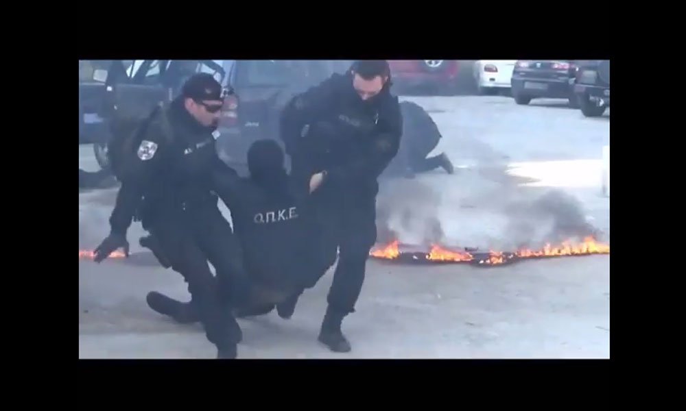 VIDEO: Αστυνομικοί της ΕΛ.ΑΣ. σώζουν τραυματίες από «πεδίο μάχης»