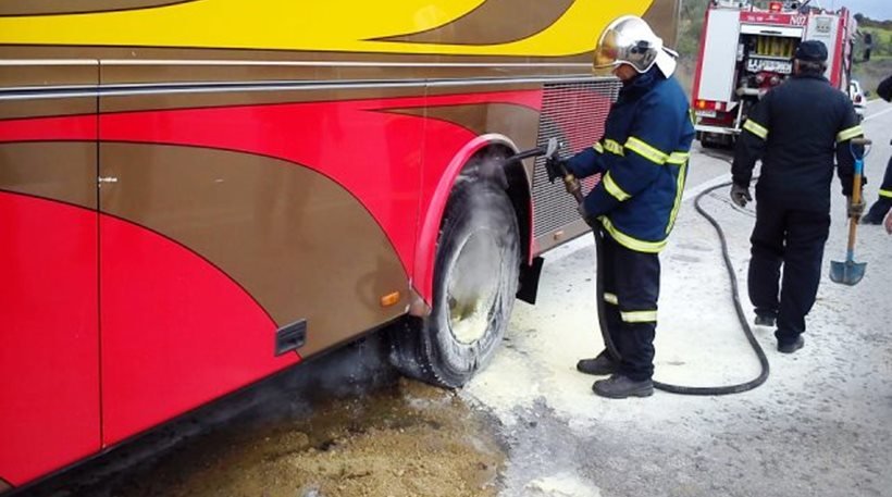 Πυρκαγιά σε τουριστικό λεωφορείο στη Σάμο