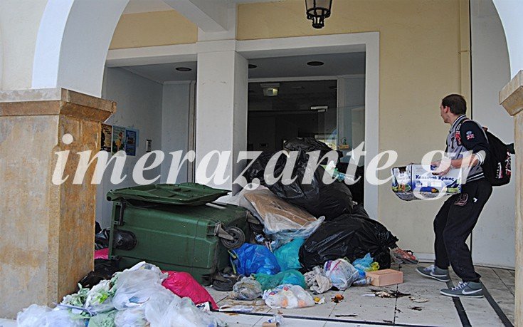 Αγανακτισμένοι πολίτες πέταξαν αυγά, ντομάτες και σκουπίδια στο δημαρχείο Ζακύνθου (εικόνες-video)