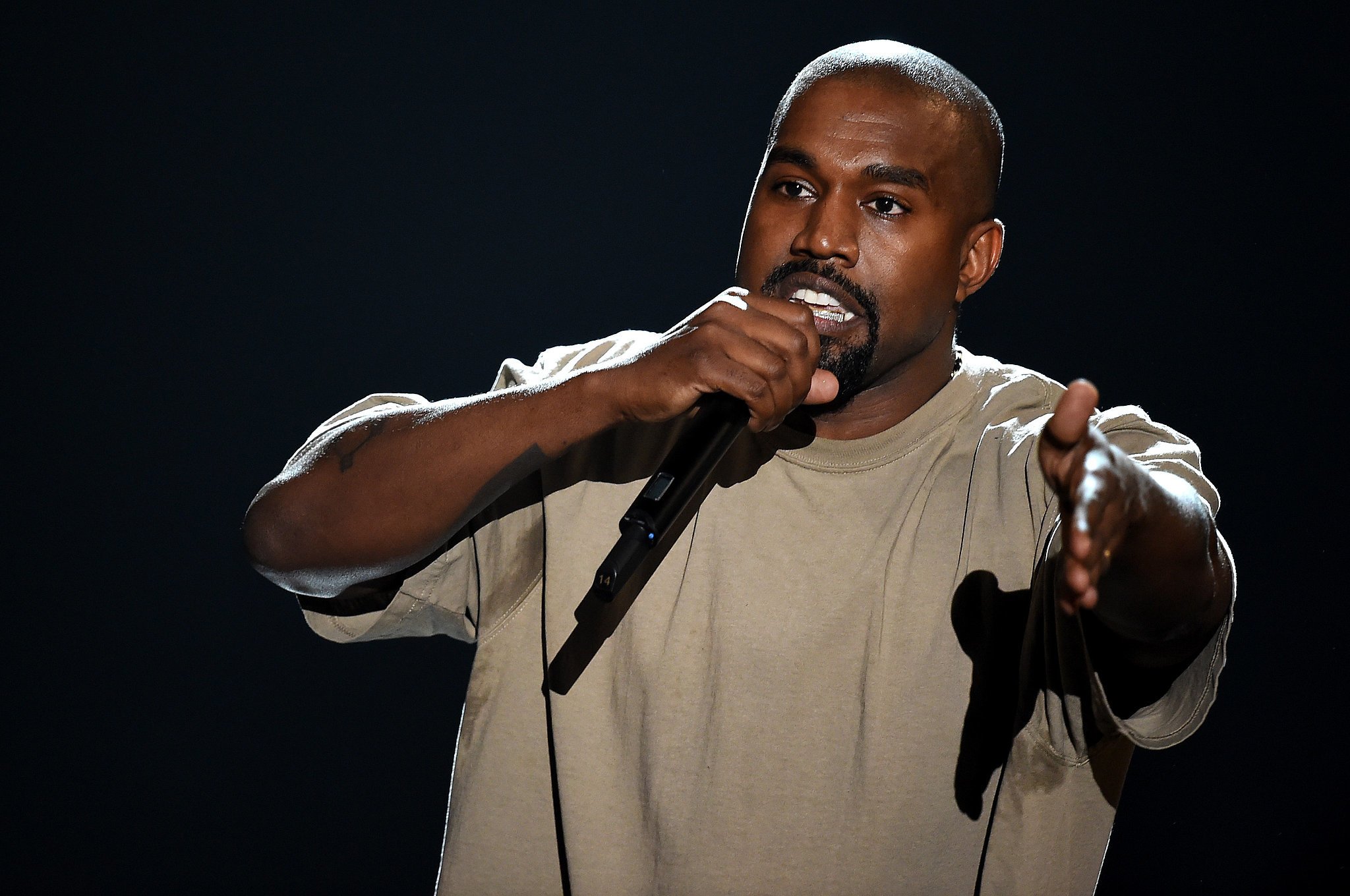 Ο Kanye West υπέγραψε συμφωνία για να αγοράσει το Parler
