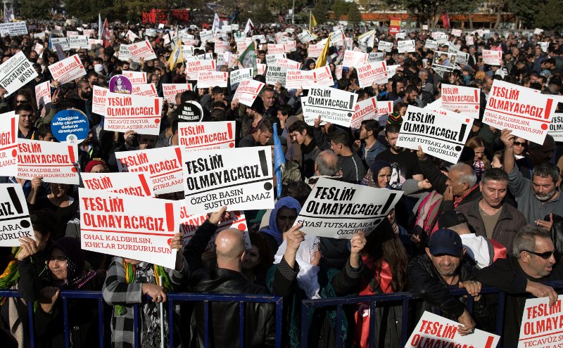 Τουρκία: Απέσυραν τον νόμο-έκτρωμα που αθωώνει βιαστές ανηλίκων αν παντρευτούν τα θύματά τους