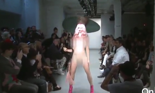 Το είδαμε και αυτό: Γυμνά μοντέλα εμφανίστηκαν στην σκηνή (video)
