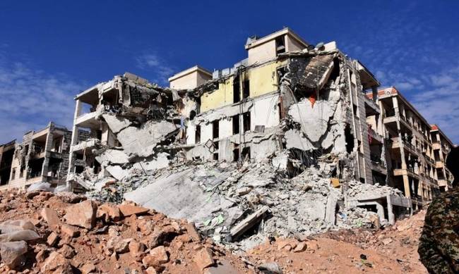 Βίντεο που συγκλονίζει: Διασώστες βγάζουν αγοράκι από τα ερείπια βομβαρδισμένου κτιρίου στο Χαλέπι