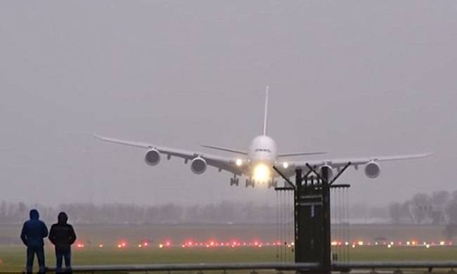 VIDEO: Προσγείωση-θρίλερ αεροσκάφους εν μέσω θυελλωδών ανέμων!