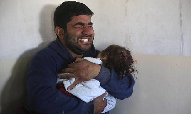 Ανείπωτη τραγωδία στο Ιράκ: Πατέρας θρηνεί για το χαμό του παιδιού του από τζιχαντιστές (ΠΡΟΣΟΧΗ - Σκληρές εικόνες)