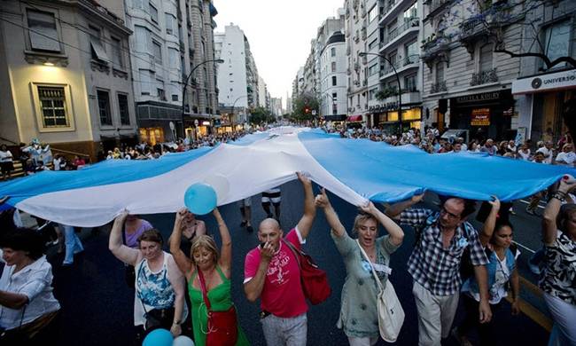 Αργεντινή: «Παγώνουν» τις απολύσεις οι επιχειρηματίες μέχρι τον Μάρτιο