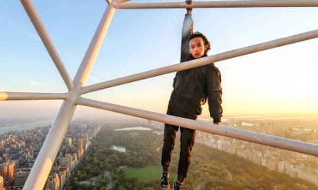 Παράτολμος 18χρονος σκαρφαλώνει σε ουρανοξύστες και σοκάρει (εικόνες&video)