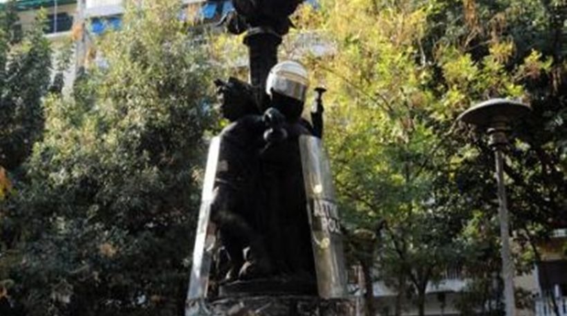 «Στόλισαν» τα αγάλματα της πλατείας Εξαρχείων με ασπίδες & κράνη (φωτό)