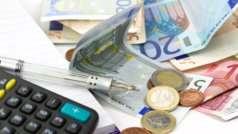 Προϋπολογισμός: Πρόσθετους φόρους 4 δισ. ευρώ θα πληρώσουν νοικοκυριά και επιχειρήσεις το 2022