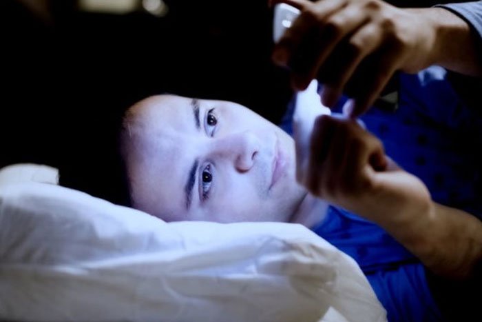 Οι επιστήμονες προειδοποιούν: Κινητά και tablet στο κρεβάτι φέρνουν αϋπνίες