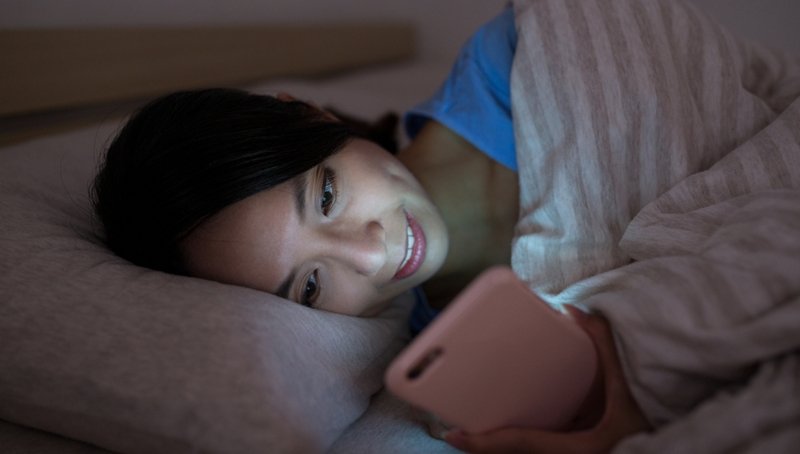 Πώς η οθόνη του κινητού επηρεάζει τον ύπνο
