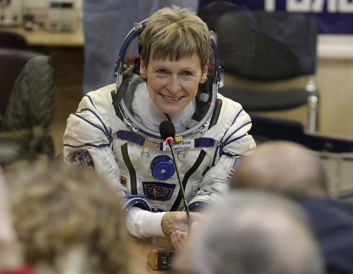 Η γηραιότερη γυναίκα αστροναύτης καταρρίπτει το ένα ρεκόρ μετά το άλλο