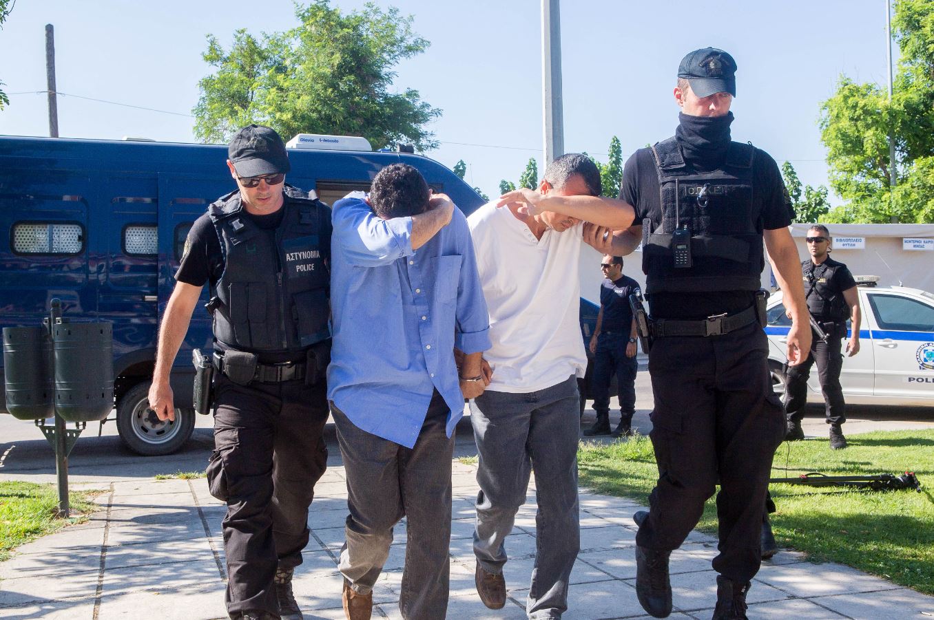 Σε στρατόπεδο οι 8 Τούρκοι υπό το φόβο απαγωγής ή δολοφονίας- Μαθαίνουν ελληνικά και μπουζούκι