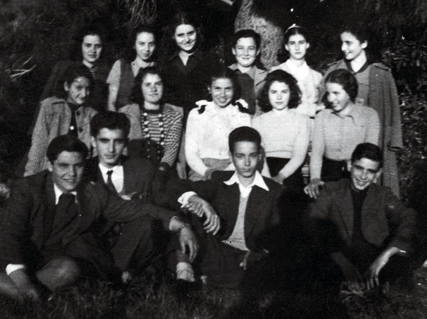 Παρέα με τους φίλους του το 1945 