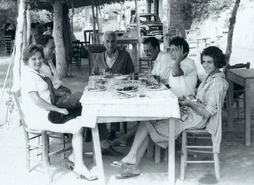 Από αριστερά: Μαρία Στεφανοπούλου, ο αδερφός του Σπύρος, ο πεθερός του Ηλίας Στουνόπουλος, ο Κωστής Στεφανόπουλος, η σύζυγός του Τζένη και η θεία του Αρτεμις Γιογκαράκη