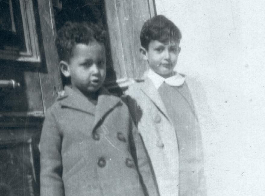 Ο Κωστής Στεφανόπουλος (δεξιά) με τον αδερφό του Σπύρο στην εξώπορτα του πατρικού σπιτιού, 1931