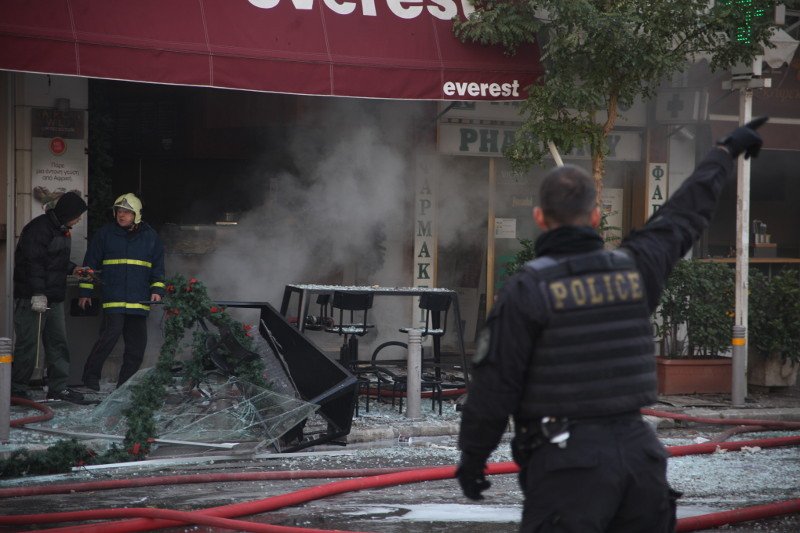 Μία νεκρή και πέντε τραυματίες από την έκρηξη στην Πλατεία Βικτωρίας (εικόνες-video)