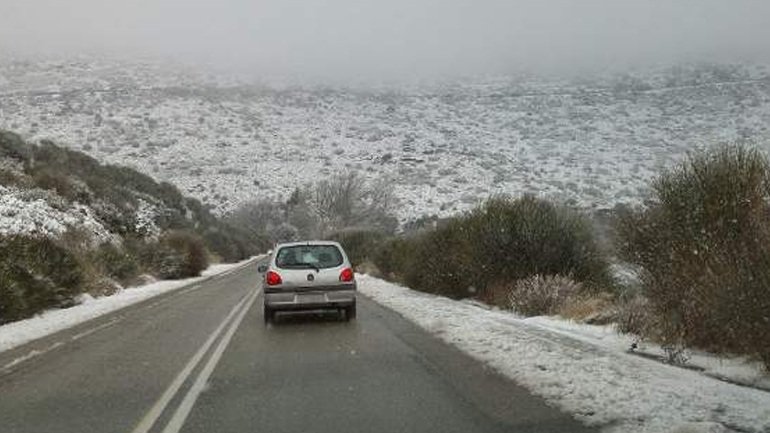 Διακοπή της κυκλοφορίας, λόγω χιονόπτωσης σε περιοχές των βορείων προαστίων