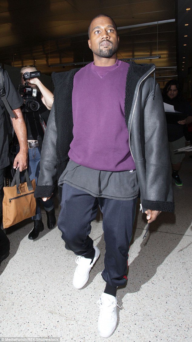 3b89d41000000578-4056472-all_of_the_lights_kanye_attracted_a_crowd_of_paparazzi_as_he_mad-a-111_1482355941370
