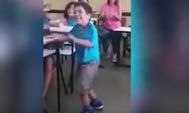 Θα δακρύσετε: Εξάχρονο παιδί περπατά ξανά μετά από παραλυσία και όλη η τάξη το αποθεώνει (video)