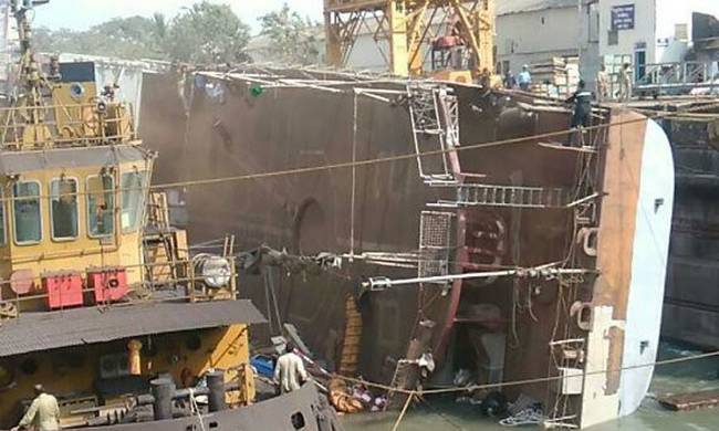 Τραγωδία σε ναυπηγείο: Ανατράπηκε πλοίο - Τουλάχιστον δύο νεκροί (εικόνες)