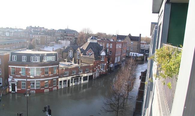 Ποτάμια οι δρόμοι στο Λονδίνο - Mε φουσκωτές βάρκες κυκλοφορούν οι πολίτες (εικόνες&video)