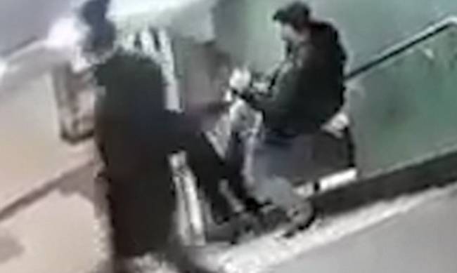 Συνελήφθη ο άνδρας που κλώτσησε γυναίκα από τις σκάλες του μετρό (video)