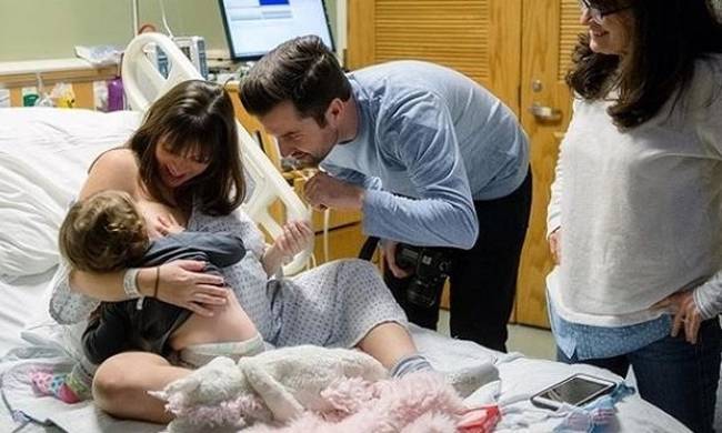 Θηλάζει την κόρη της ενώ προετοιμάζεται να γεννήσει - Η φωτογραφία που έγινε viral