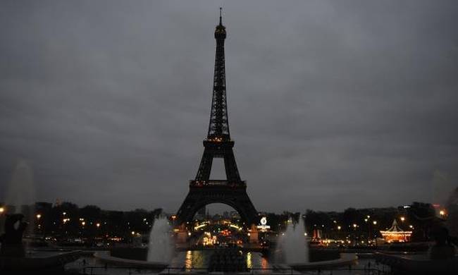 Γαλλία: Γιατί σβήνει τα φώτα του ο Πύργος του Άιφελ;