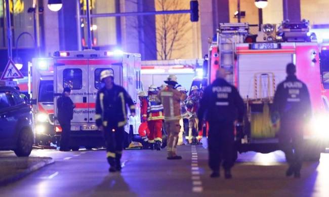 Τρομοκρατική επίθεση Βερολίνο: Η αστυνομία καλεί τους πολίτες να παραμείνουν στα σπίτια τους