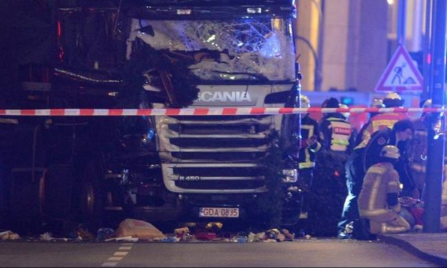 Τρομοκρατική επίθεση Βερολίνο: Έτσι αιματοκύλησαν οι τρομοκράτες το Βερολίνο (Pics+Vids)