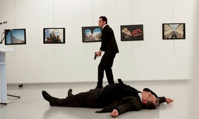 Δολοφονία Ρώσου πρέσβη: Συγκλονίζει ο φωτορεπόρτερ που κατέγραψε το μακελειό
