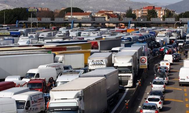Ιταλία: Απαγορεύουν την πρόσβαση στα φορτηγά σε «ευαίσθητους στόχους»