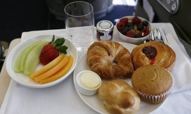 Τα φαγητά που μετατρέπουν τα αεροπορικά ταξίδια σας σε «εφιάλτη»
