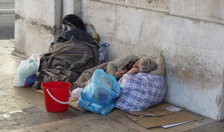 Ανοιχτοί από σήμερα δύο θερμαινόμενοι χώροι για τους άστεγους στην Αθήνα