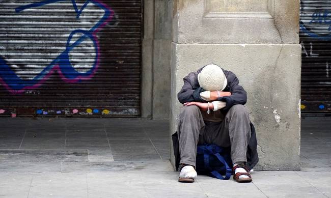 Δραματική έκκληση από άστεγο και άνεργο πατέρα στην Πάτρα: «Ψάχνω στέγη για το παιδί μου»