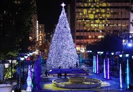 Σε χριστουγεννιάτικους ρυθμούς η Αθήνα! Σήμερα η επίσημη φωταγώγηση της